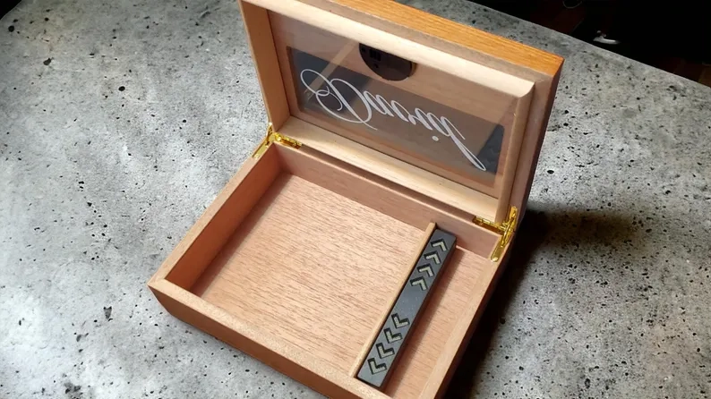 Personalized Cedar Cigar Humidor with Glass Top & Hygrometer - Image 5