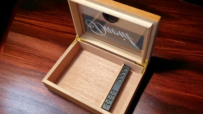 Personalized Cedar Cigar Humidor with Glass Top & Hygrometer - Image 8